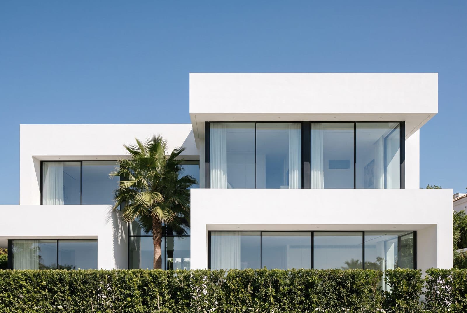 Fachada de una vivienda contemporánea en la Costa del Sol, tal y como aparecería en la ficha de la agencia